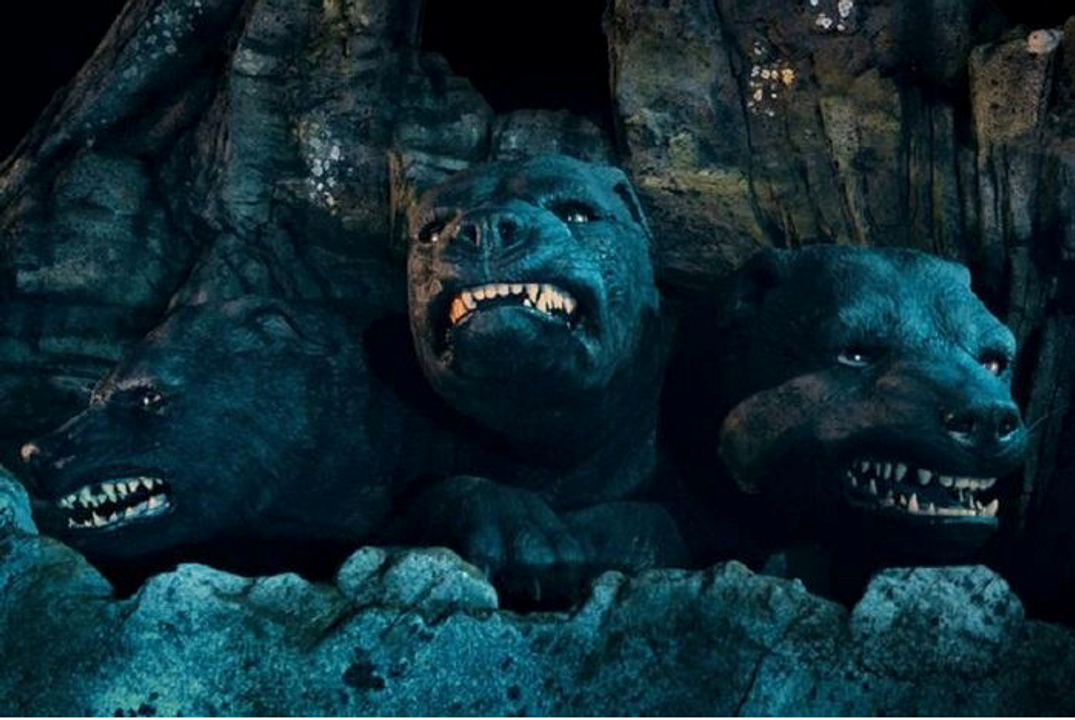 Chó ba đầu Fluffy trong Harry Potter là một con quái vật khổng lồ, cao tới tận trần nhà, có ba đầu, ba cặp mắt và cặp răng nanh hung dữ