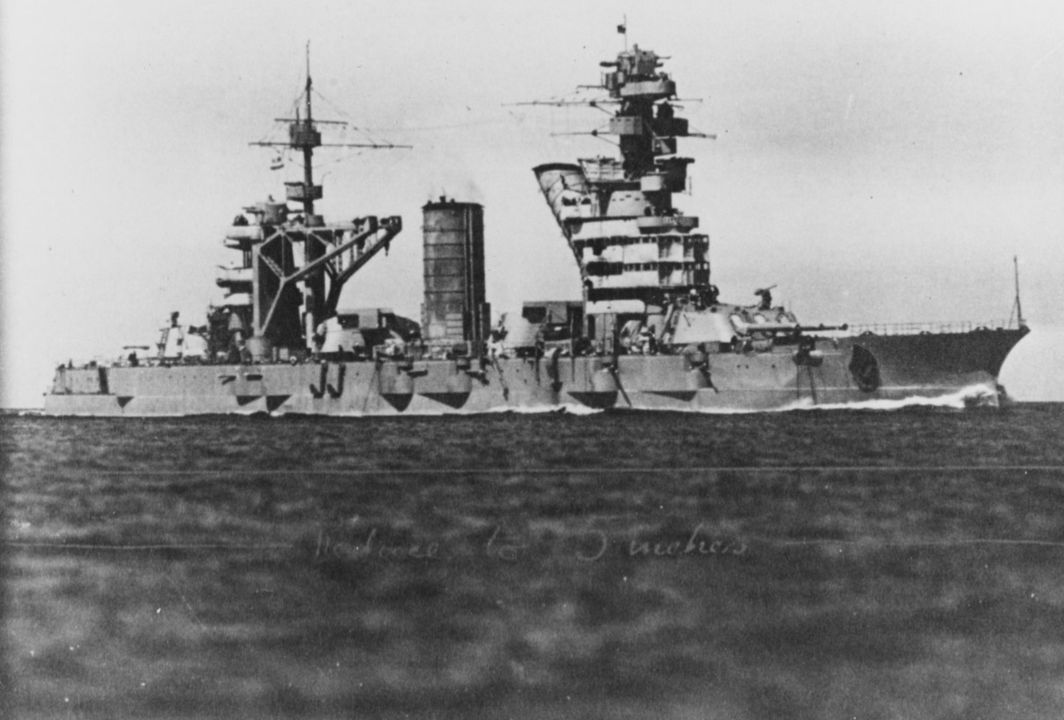 Các nhà thiết kế tàu chiến Liên Xô không có kinh nghiệm với thiết giáp hạm. Vào những năm 1930, các thiết giáp hạm duy nhất trong biên chế Hải quân Liên Xô là ba trong số bốn chiếc thuộc lớp Gangut, được đặt lườn vào năm 1909 và hoàn tất năm 1914. Đây là tàu Oktiabrskaia Revoliutsiia vào năm 1936. Mặc dù đã được hiện đại hóa trong thập niên 1930, những con tàu này vẫn có khả năng bảo vệ yếu, dàn pháo chính gồm các khẩu pháo 305mm/52 và tốc độ tối đa chỉ đạt 23 hải lý/giờ. Chúng không phù hợp để làm cơ sở cho lớp siêu thiết giáp hạm Sovetsky Soyuz. (Naval History and Heritage Command)