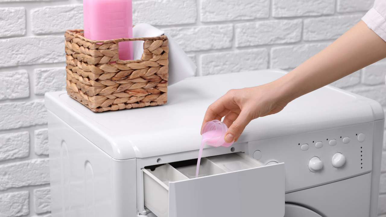 Nước xả vải giúp quần áo thơm tho