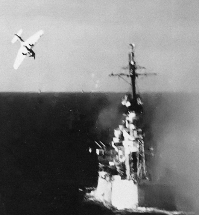 Một chiếc Ki-51 của phi đội Hakko/Sekicho 6 được chụp chỉ vài giây trước khi nó đâm vào tàu tuần dương hạng nhẹ USS Columbia (CL-56) trong vịnh Lingayen vào ngày 6 tháng 1 năm 1945. Ngay cả những tàu tuần dương hạng nhẹ cũng được bảo vệ đủ tốt để khiến chúng trở thành mục tiêu khó khăn cho kamikaze, mặc dù một quả bom từ chiếc máy bay này đã xuyên qua hai tầng trước khi phát nổ. Con tàu vẫn tiếp tục chiến đấu sau cuộc tấn công này, nhưng ba ngày sau nó buộc phải quay về Hoa Kỳ để sửa chữa sau một cú đánh kamikaze khác. (NARA)