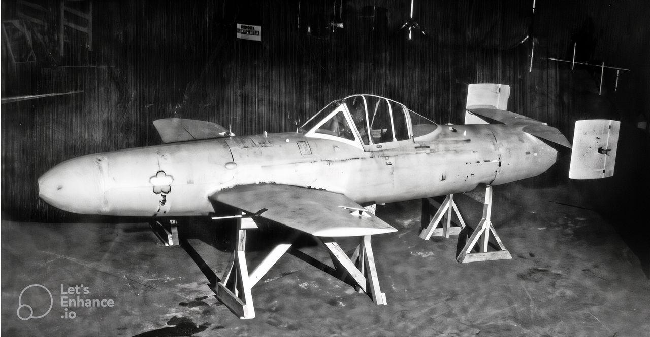 Bom bay tấn công Hải quân MXY7 Ohka (nghĩa là “Hoa anh đào”) được phát triển như một loại bom tên lửa có phi công lái cho nhiệm vụ cảm tử. Với tốc độ tối đa 576 dặm/giờ, nó không thể bị đánh chặn khi bổ nhào. Kết hợp với đầu đạn xuyên giáp Tekkou nặng 2.646lb, nó dường như là một vũ khí đầy hứa hẹn. (NARA)