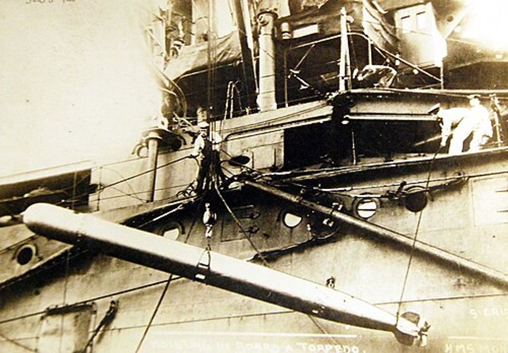 Một quả ngư lôi Mark IV được đưa lên tàu HMS Monarch, một thiết giáp hạm lớp Orion. Ngư lôi Mark IV là loại ngư lôi chủ lực của Anh trong Thế chiến I. Được thiết kế năm 1912, ban đầu có mặt trên thị trường năm 1915, và được đưa vào sử dụng năm 1916.