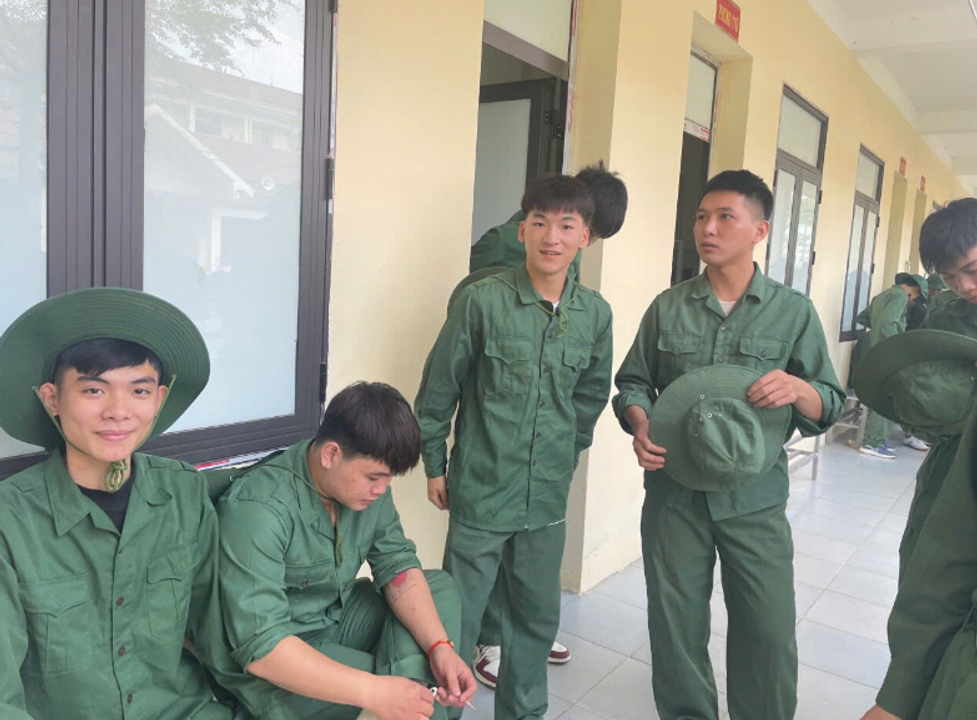 Đây là lớp hiện tại, lúc này là chuẩn bị đi học nội quy, cái thằng có sợi dây chỉ đỏ ở tay là tôi.