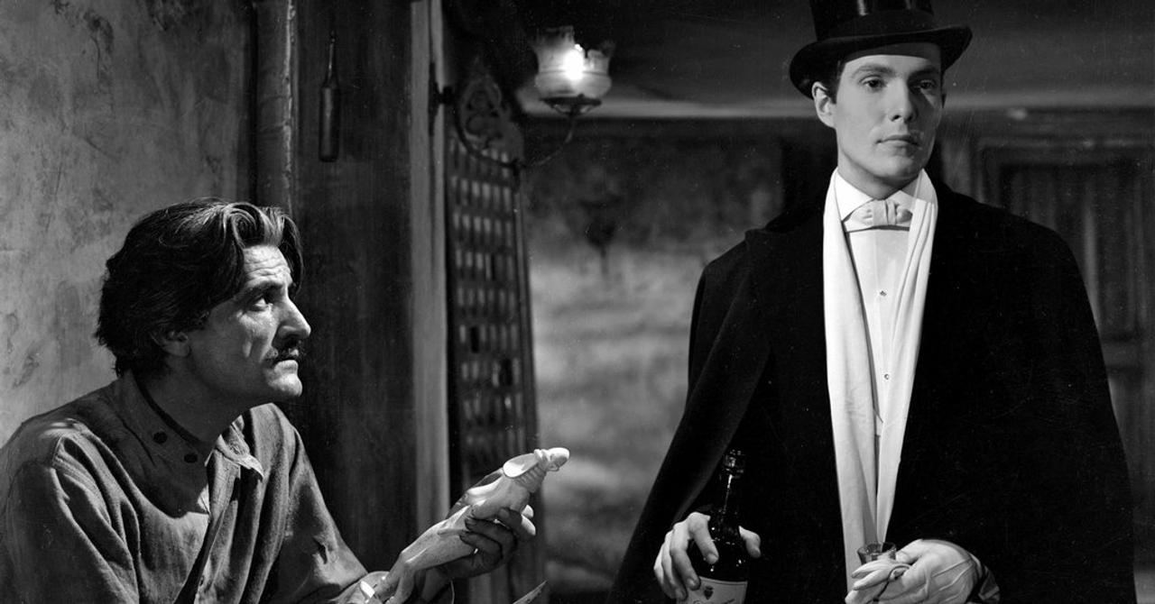 <i>Hurd Hatfield (bên phải) thủ vai chính trong bộ phim chuyển thể "The Picture of Dorian Gray" năm 1945 do Albert Lewin đạo diễn. Ảnh: The New York Times.</i>