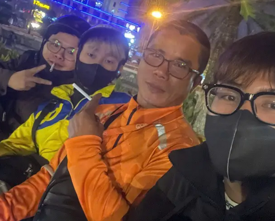 Chuẩn bị life school V2 (tôi ngồi ngoài cùng bên trái).