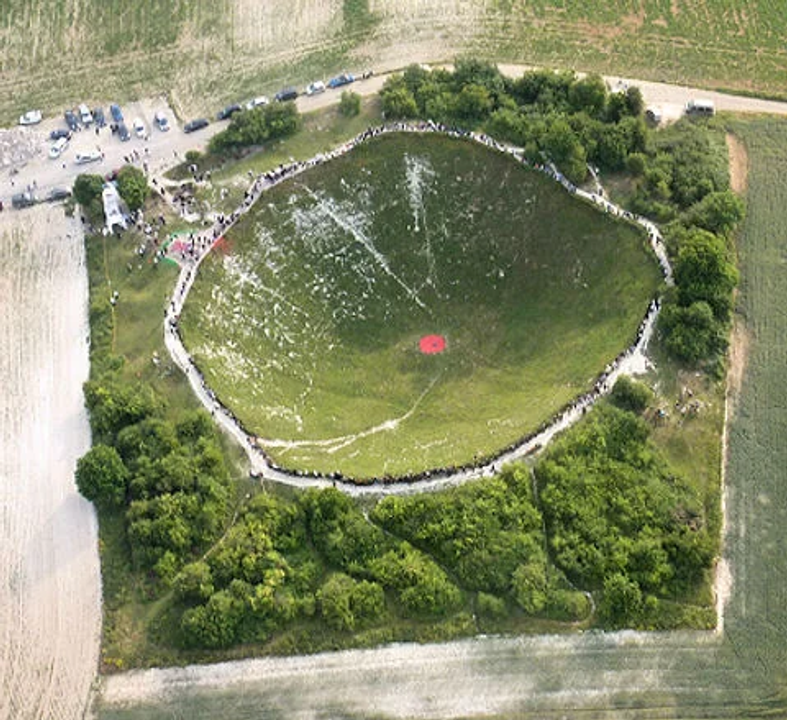 Hố bom Lochnagar, gần làng La Boisselle ở miền Bắc nước Pháp. Vào ngày 1/7/1916, lực lượng Anh đã dặt một lượng lớn thuốc nổ ở dưới một cứ điểm của quân Đức tên là Schwabenhöhe và kích nổ nó. Vụ nổ có thể đực nghe thấy ở tận London