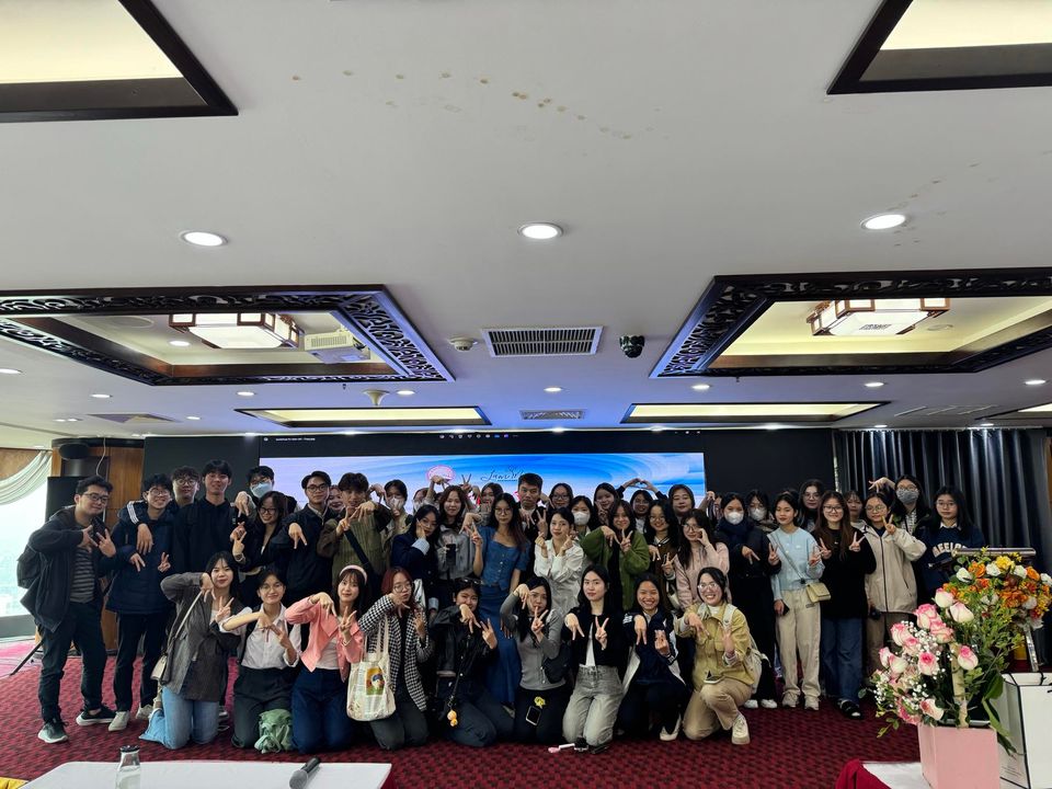 Tập thể lớp Truyền thông đại chúng K42A2 chụp ảnh kỷ niệm với công ty