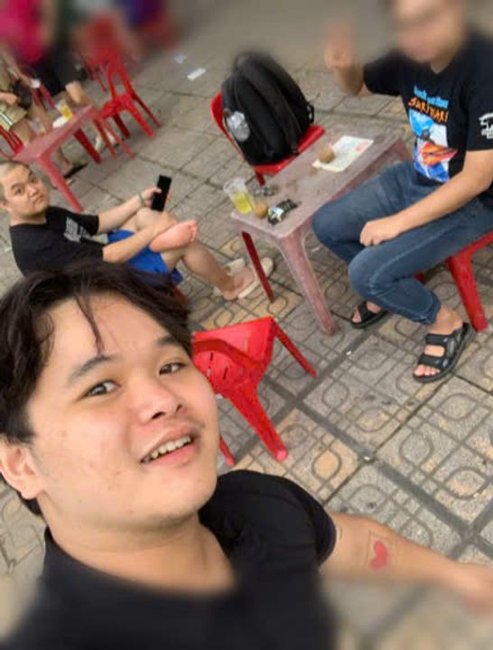 3 "thằng" lâu lắm mới gặp. Lập béo đầu trọc bên trái. Hùng nhà báo bên phải. Còn cái thằng đần đang hướng vào camera đó là tôi.