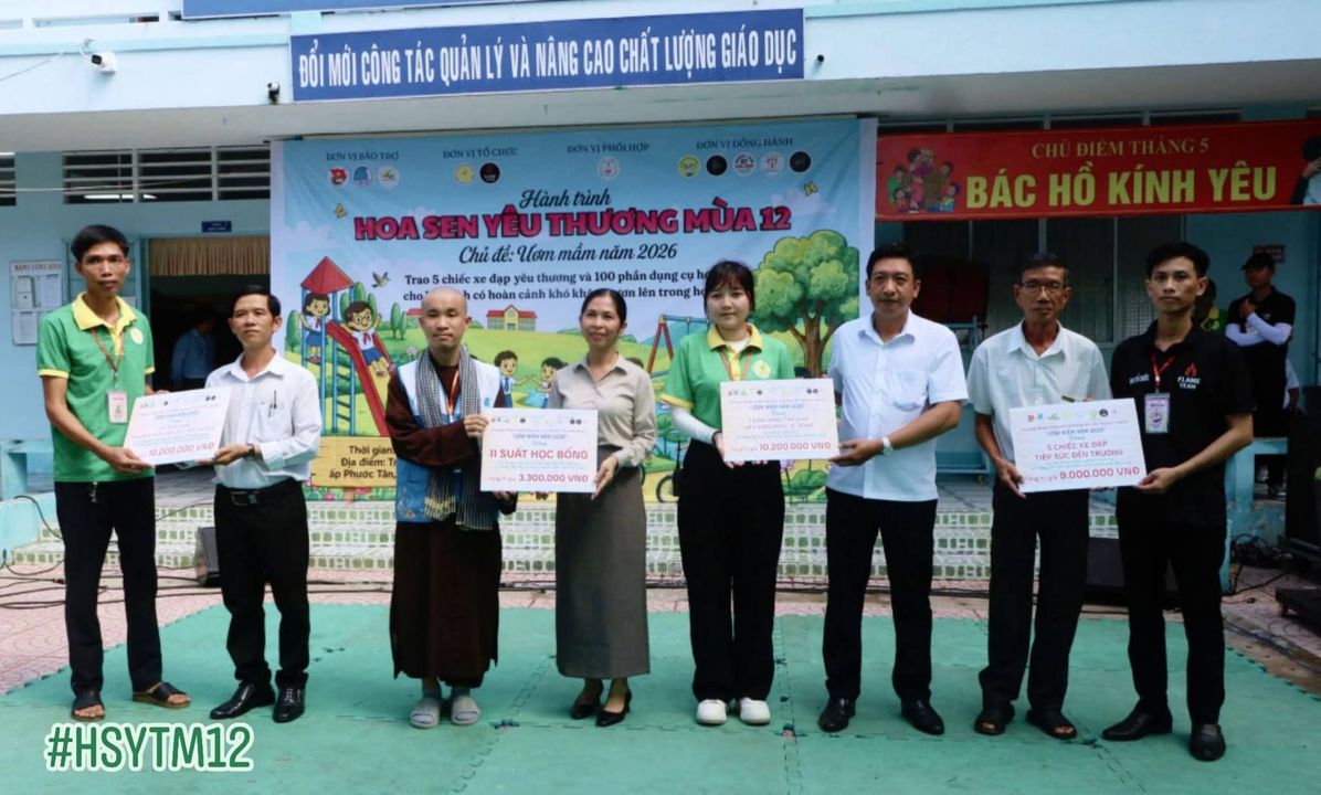 [Đại diện Ban tổ chức trao tặng xe đạp tiếp sức đến trường cho học sinh vượt khó]
