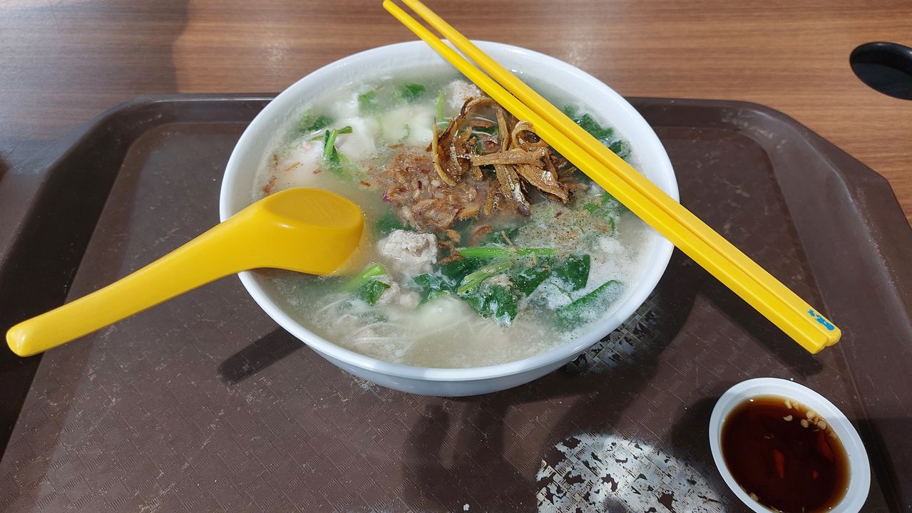 Mì gì đó mình cũng ko biết nữa, ăn cùng cá cơm khô và trứng lòng đào