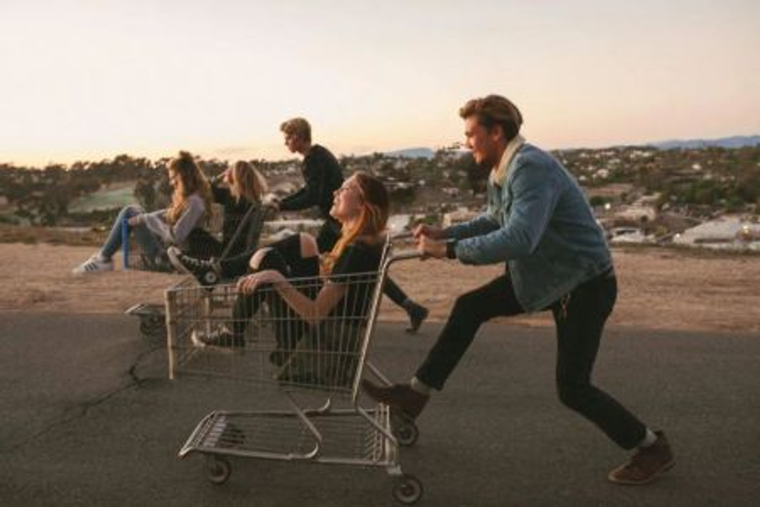 lên xe đi học để ngồi lên ghế không làm gì