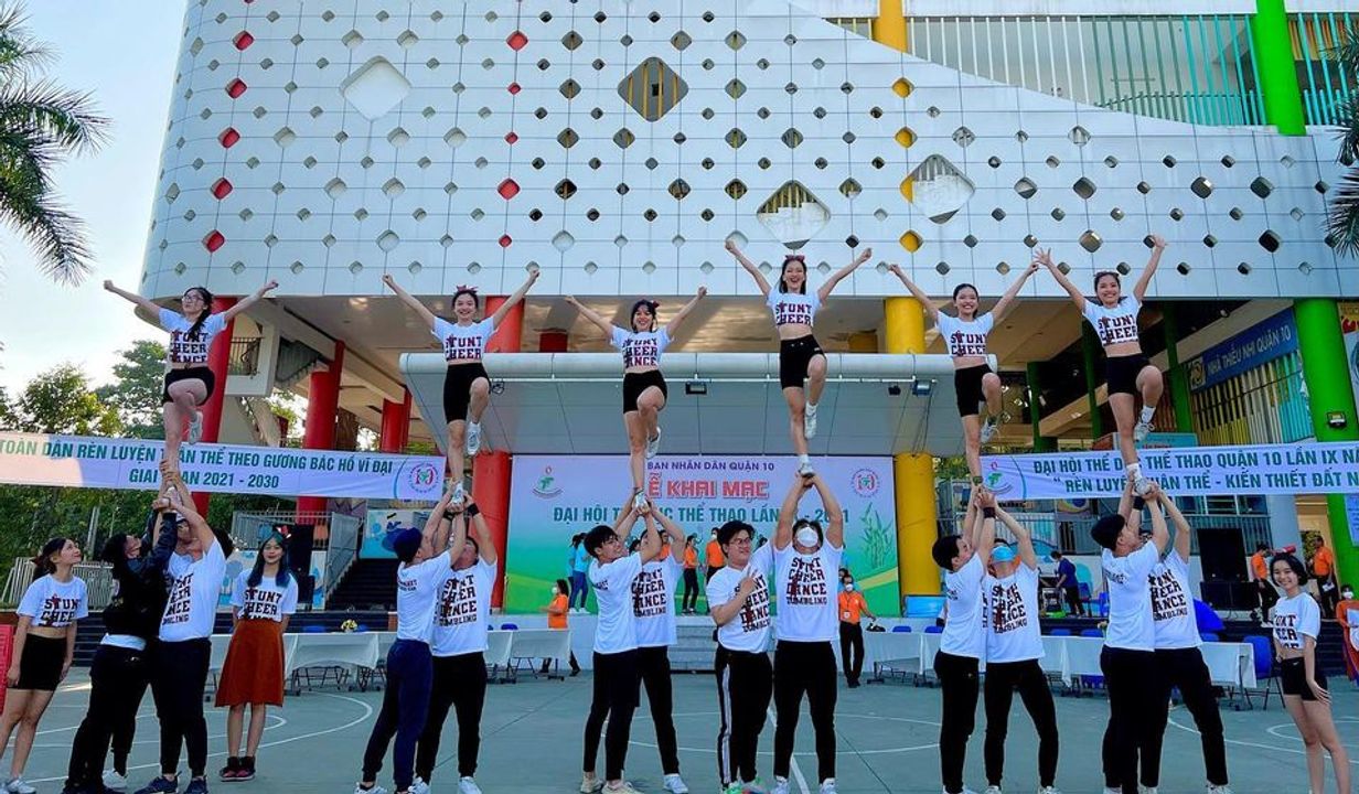 Hình minh họa: kỹ thuật nâng người (Stunt) trong cheerleading