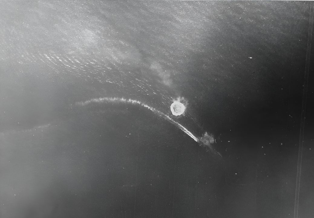 Cuộc tập kích có ảnh hưởng lớn nhất của Mỹ trong giai đoạn đầu chiến tranh là cuộc tấn công ngày 10 tháng 3 năm 1942 tại Lae–Salamaua. Trong cảnh này, được chụp từ một chiếc Devastator của tàu Yorktown, tàu tiếp tế thủy phi cơ Kiyokawa Maru đang bị tấn công. Con tàu bị hư hại và buộc phải rút khỏi Chiến dịch MO. Quan trọng hơn cả, cuộc tập kích này đã ngăn chặn sự bành trướng của Nhật ở Nam Thái Bình Dương cho đến khi họ có thể đảm bảo phòng thủ trước các cuộc tấn công tiếp theo của tàu sân bay Mỹ. (NHHC)