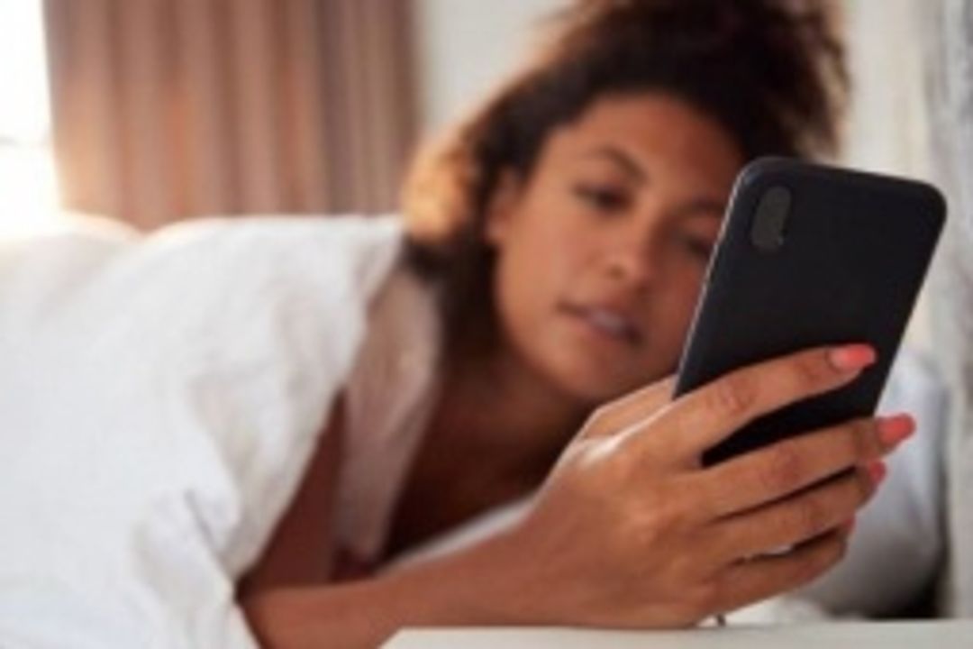 

Mỗi sáng, việc đầu tiên bạn làm là gì?
Đặt tay lên ngực, thành thật đi: lướt điện thoại – xem thông báo, check email, lạc trôi vào TikTok rồi bàng hoàng nhận ra… đã mất tiêu một tiếng đồng hồ.
