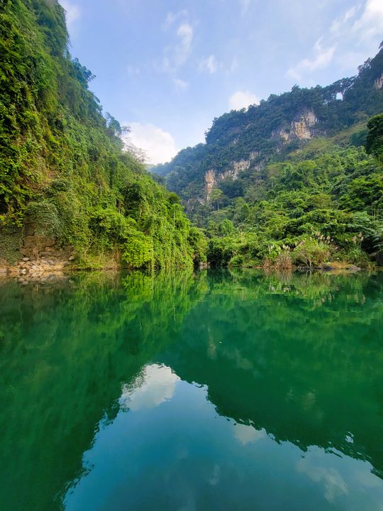 Nặm Me nhìn từ góc xa, nay đã chìm trong màn xanh thẳm