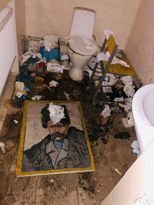 Người Nga làm nhục chân dung của Taras Shevchenko tại vùng chúng chiếm được