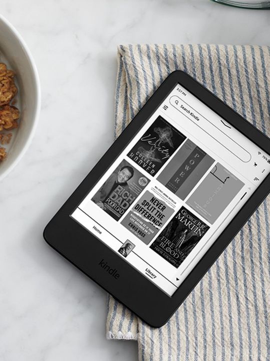 Nhà bạn cúp điện ư, Kindle lo. Bạn muốn đọc ngoài trời ư, Kindle có (nguồn: chôm đâu á)