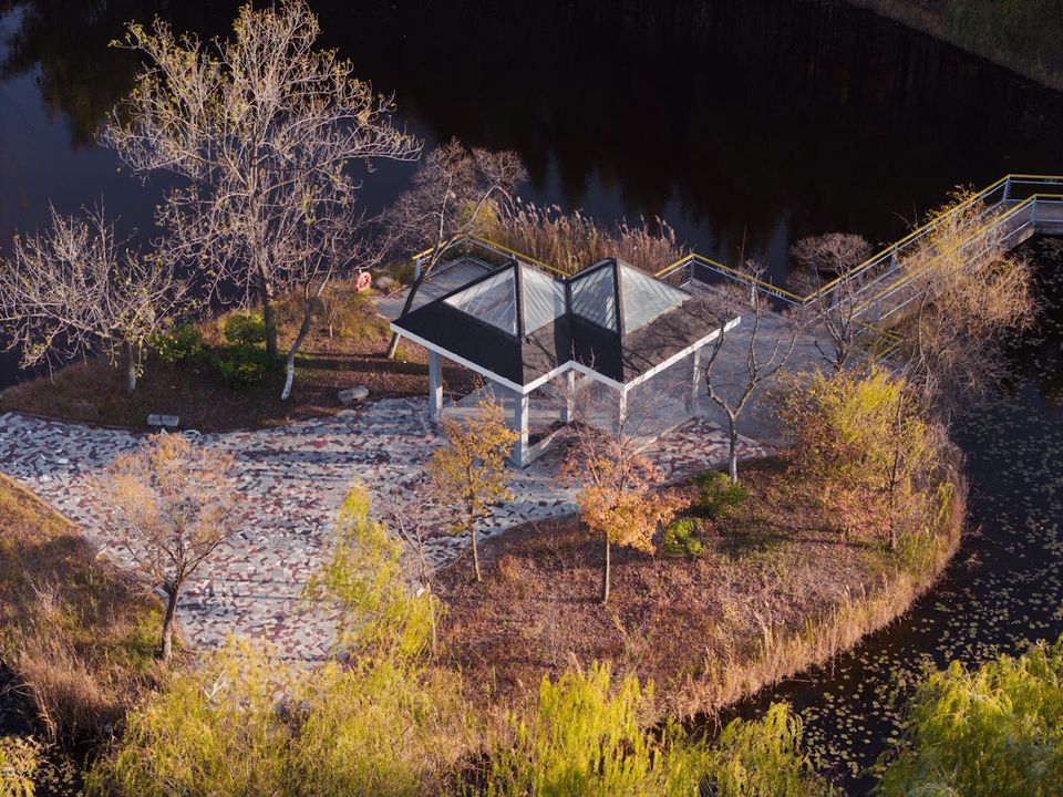 Công viên này mới mở, gần chùa, nên tiện thể khi chưa có việc gì gấp thì anh tranh thủ ghé qua để tận hưởng những hàng cây cao, mùi cỏ mới, nắng sớm và gió mùa thu.