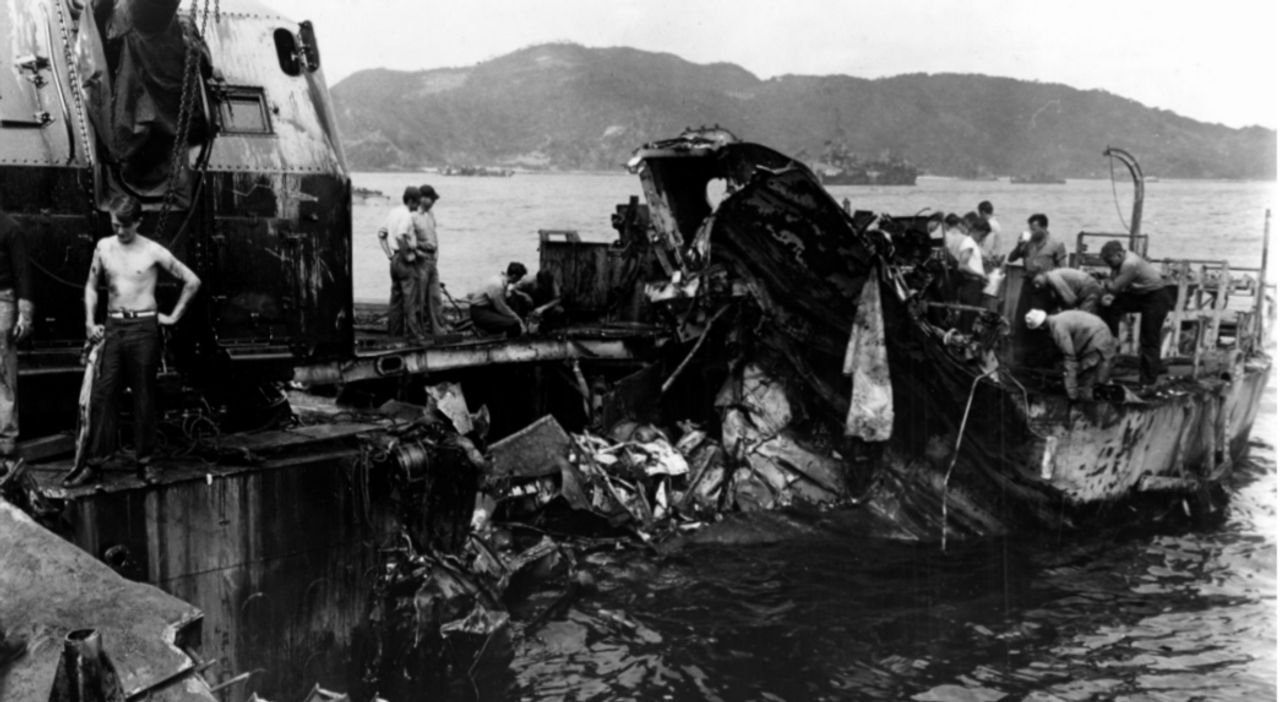 Bức ảnh cận cảnh phần đuôi của USS Leutze (DD-481) khi neo tại Kerama Retto vào ngày 9 tháng 4 năm 1945 cho thấy mức độ thiệt hại con tàu phải chịu ba ngày trước đó trong một cuộc tấn công kamikaze. Con tàu đang ở cạnh USS Newcomb (DD-586) đang bốc cháy, hỗ trợ thủy thủ đoàn dập lửa do ba cú đánh kamikaze gây ra, thì một chiếc thứ tư đã lao vào tàu khu trục này và trượt trên boong tàu rồi lao vào Leutze. Quả bom của nó sau đó phát nổ ở phần mạn trái phía đuôi, gây ra những hư hại như thấy ở đây. Gọi lại các đội cứu hỏa từ Newcomb, Leutze đã cơ động tách ra để thủy thủ đoàn kiểm soát ngập nước. Dù phần đuôi gần như bị tách rời, con tàu. (NHHC)