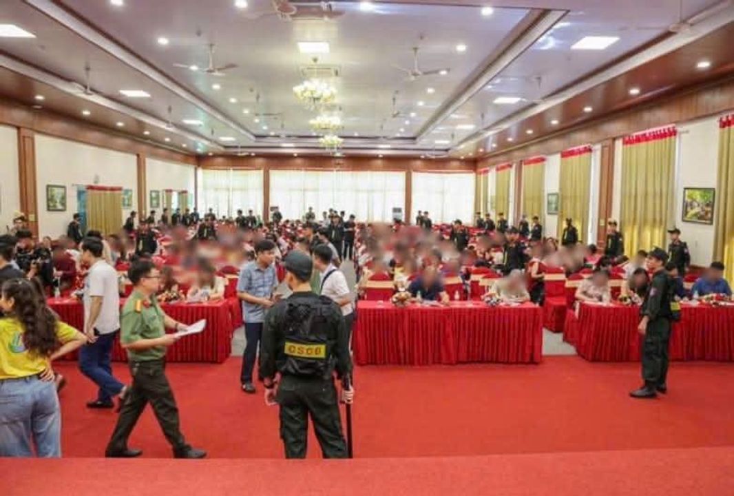 <i>Ảnh: Một thầy bị tóm ngay trên sân khấu, giữa thanh thiên bạch nhật.</i>