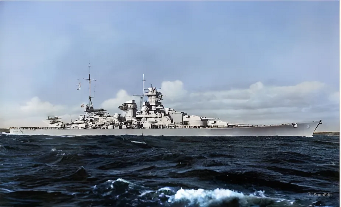 Scharnhorst là một con tàu đẹp và bóng bẩy, và giống như lớp Bismarck theo sau, vẻ ngoài của con tàu được hưởng lợi từ mũi tàu kiểu clipper dốc đứng. Lưu ý các mái vòm trên cấu trúc thượng tầng  che phủ các máy đo khoảng cách pháo chính và pháo phụ của nó.