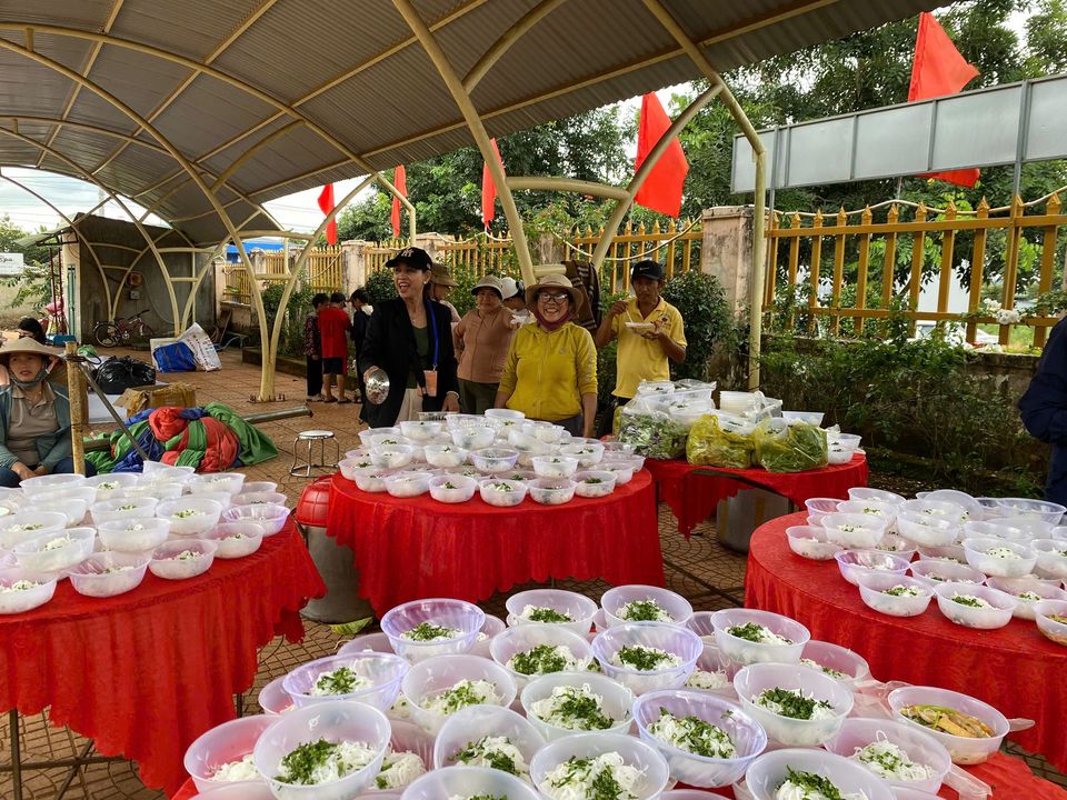 Các cô Phật tử Đạo tràng Chùa Phước Hoà chuẩn bị hoạt động "Nấu ăn cho em"