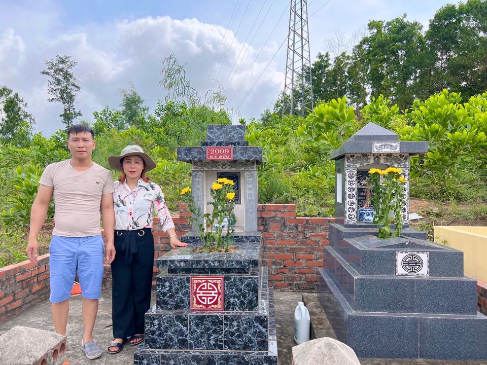 Anh Tuấn Anh (bên trái), chị Lan Anh (bên phải) đứng trước mộ bố mẹ 