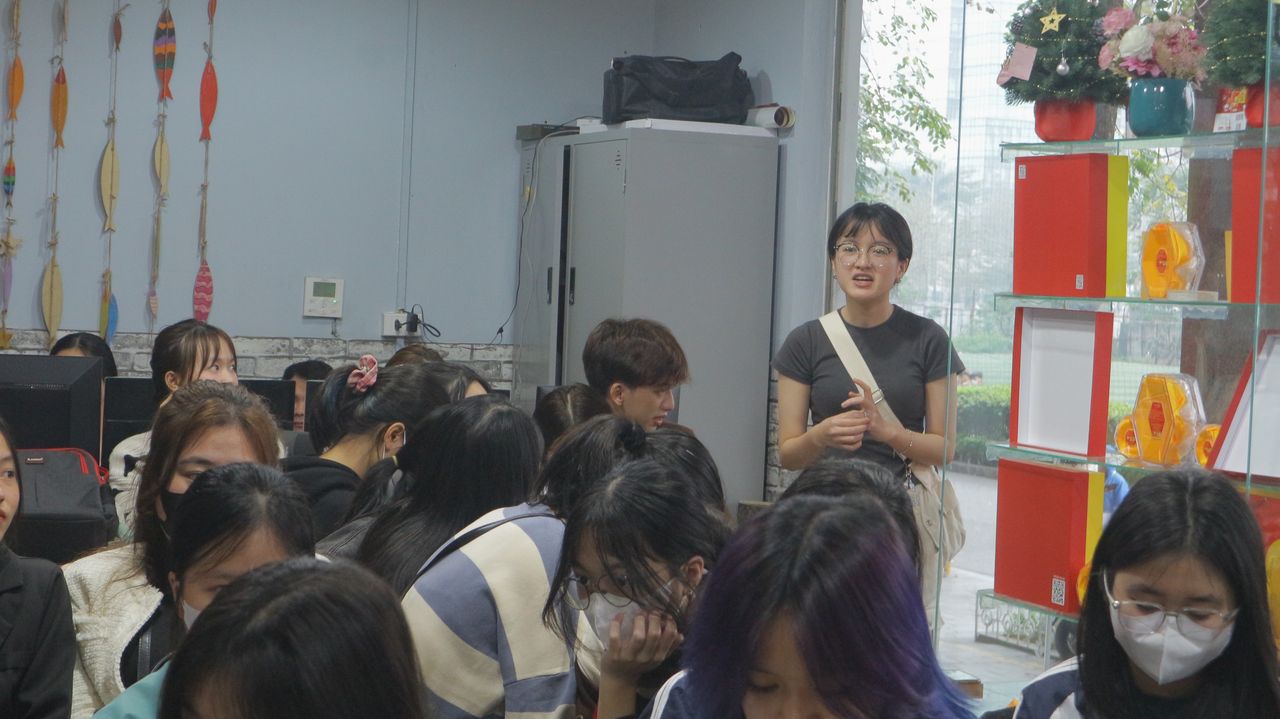 <i>Sinh viên Học viện Báo chí và Tuyên truyền giao lưu cùng đại diện công ty Nam Minh</i>