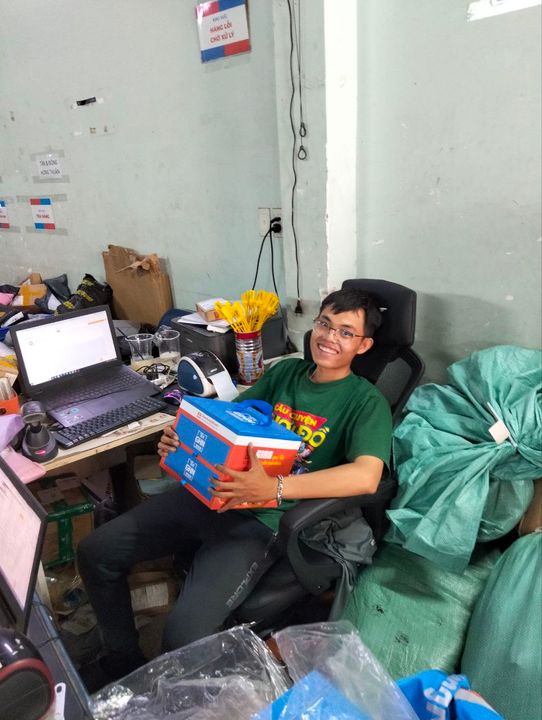 Môi trường làm việc cũng rất năng động và trẻ trung ,lúc này mình nhận quad tết của công ty