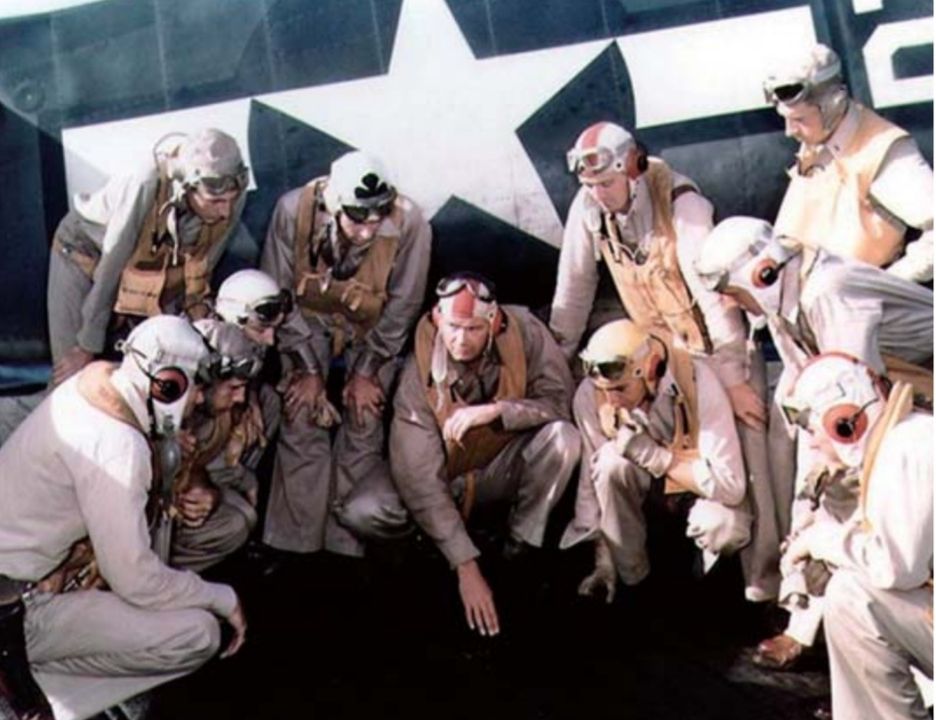 Một bức ảnh màu hiếm hoi cho thấy các phi công hải quân Mỹ đang thảo luận chiến thuật trên sàn bay. (National Archives)