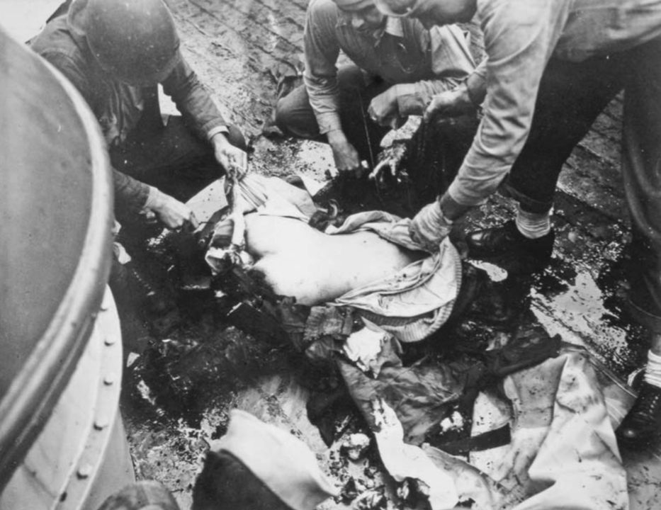 Thi thể của phi công Nhật đã lao máy bay cảm tử vào Nevada (BB-36) ngày 27 tháng 3 được tìm thấy trong đống xác máy bay. (NARA 80G 274504)