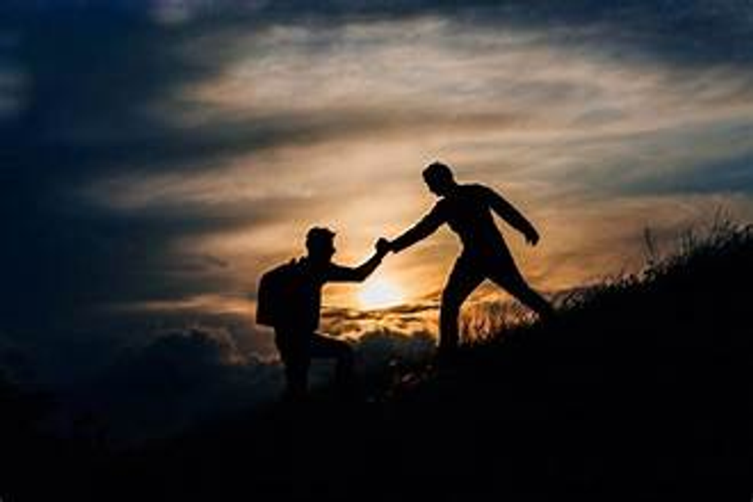 Bạn thân  thì có thể dìu nhau đi lên ?