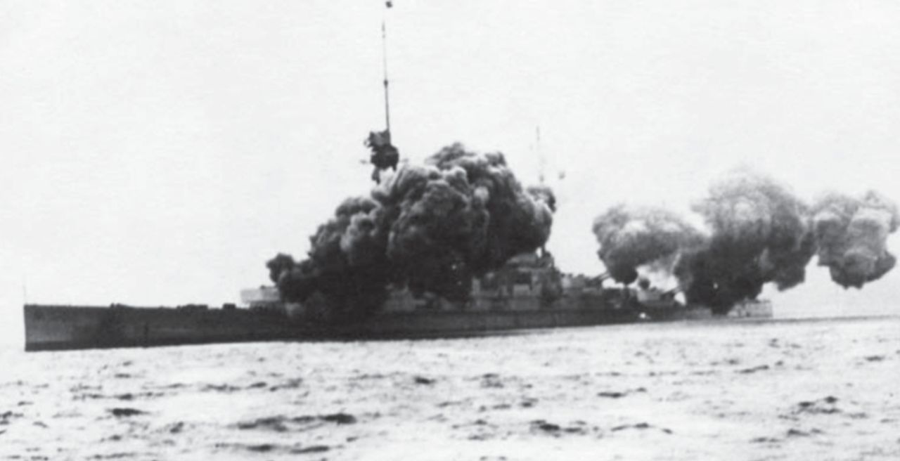 Derfflinger đang khai hỏa dàn pháo chính. Lớp tàu này là thiết giáp tuần dương hạm đầu tiên của Đức được trang bị pháo chính cỡ 12 inch. (Cody Images)