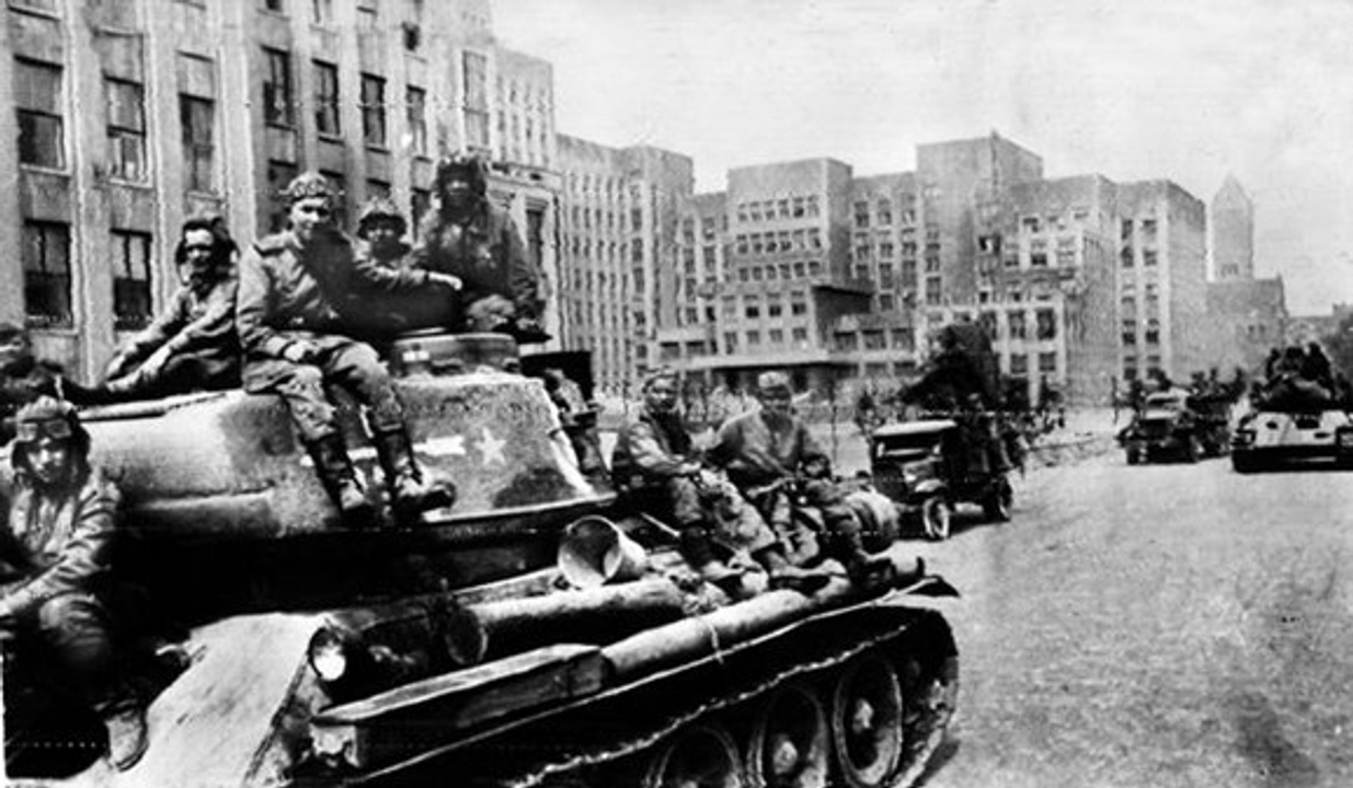 Xe tăng Liên Xô tiến vào giải phóng thành phố Minsk