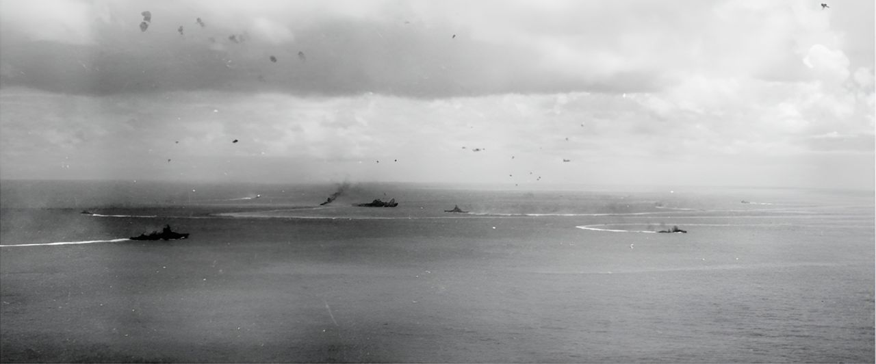 Lực lượng Đặc nhiệm 16 (TF 16) cơ động dưới cuộc không kích của Nhật Bản. Enterprise ở phần trung tâm bên trái của bức ảnh với South Dakota đứng gần bên phải. Con tàu lớn ở bên trái góc nhìn là tàu tuần dương hạng nặng Portland.