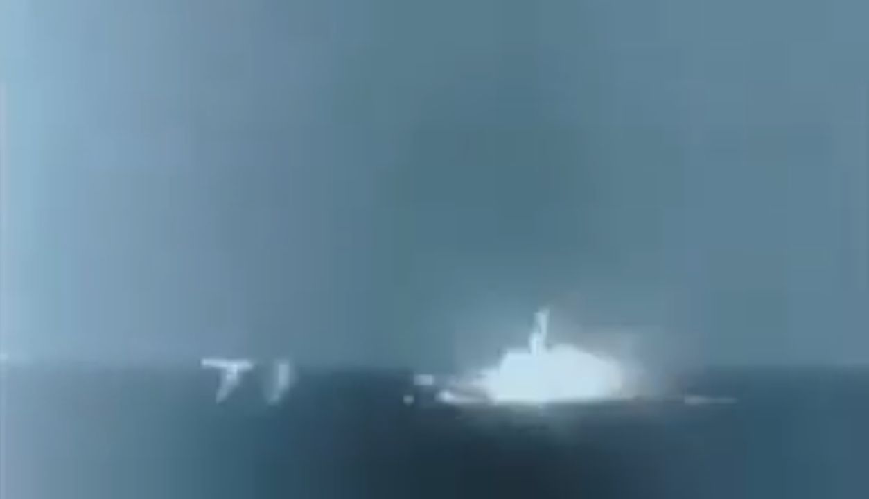 Bức ảnh này chụp lại khoảnh khắc khi thiết giáp hạm North Carolina khai hỏa toàn bộ pháo phòng không của mình để đẩy lùi một cuộc tấn công đồng loạt và có phối hợp của máy bay Nhật Bản từ góc nhìn trên tàu sân bay Enterprise. Cùng lúc đó, North Carolina còn bắn pháo 5 inch vào những chiếc máy bay Nhật đang tấn công Enterprise, tạo thành một “chiếc ô” bằng những quả đạn nổ trên không bao phủ con tàu, buộc máy bay đối phương phải xuyên qua làn hỏa lực này mới có thể thả bom.