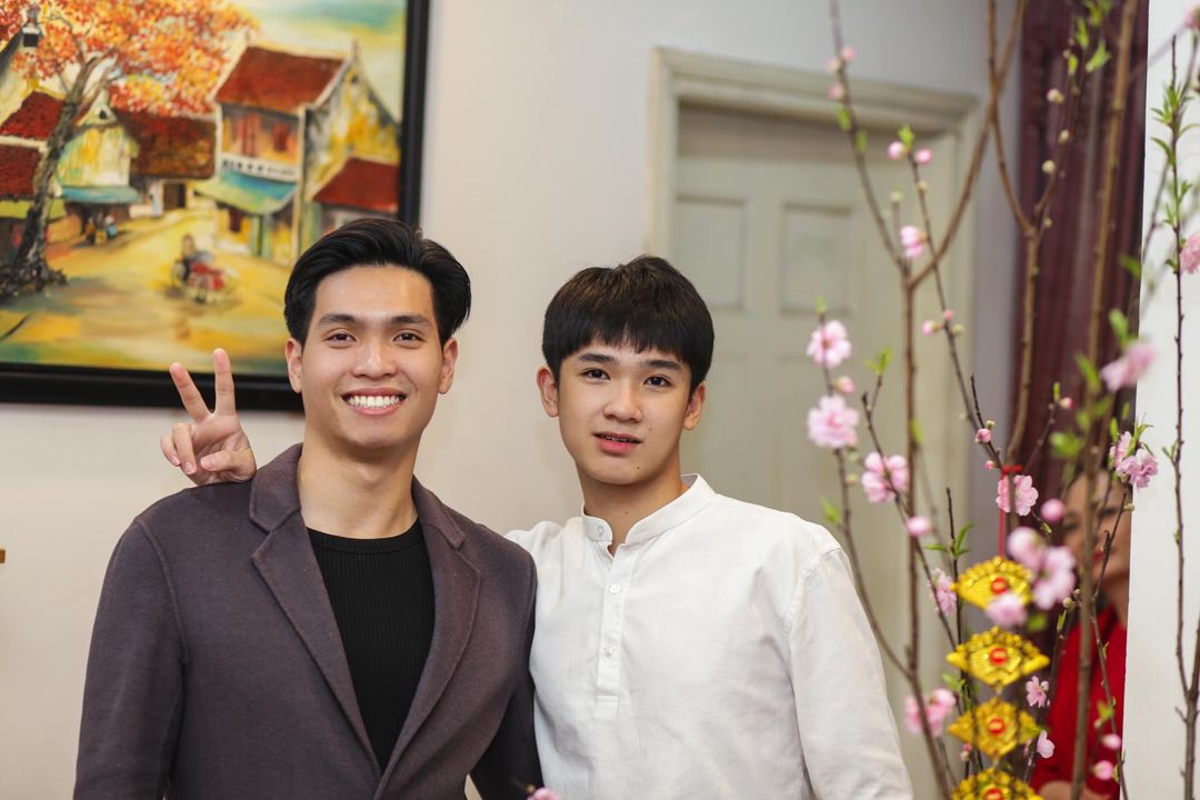 Chụp ảnh cùng em trai Tôm, năm nay gặp đúng năm thi khó. Đừng chùn bước em nhé!