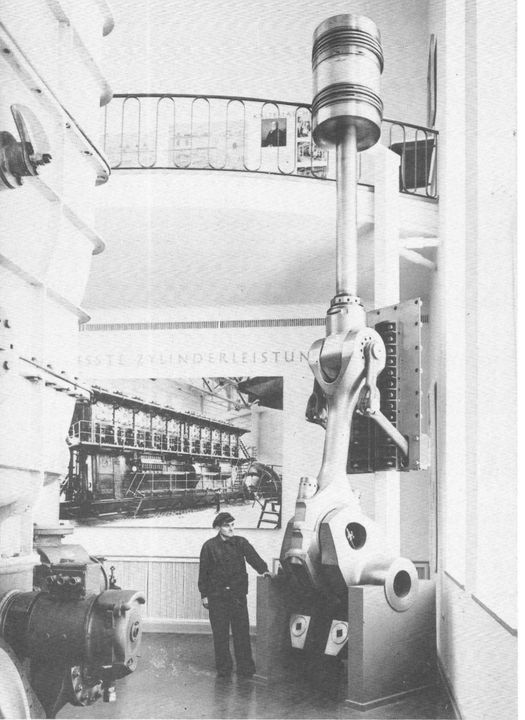 Các thiết giáp hạm lớp “H” sẽ được vận hành bằng mười hai động cơ diesel 9 xy-lanh loại MZ 65/95, với bốn động cơ truyền lực cho mỗi trong ba trục chân vịt. Mỗi piston, như chiếc được trưng bày tại đây, được thiết kế với đường kính 650 mm và hành trình piston dài 950 mm. (Ảnh do hãng M.A.N. cung cấp)