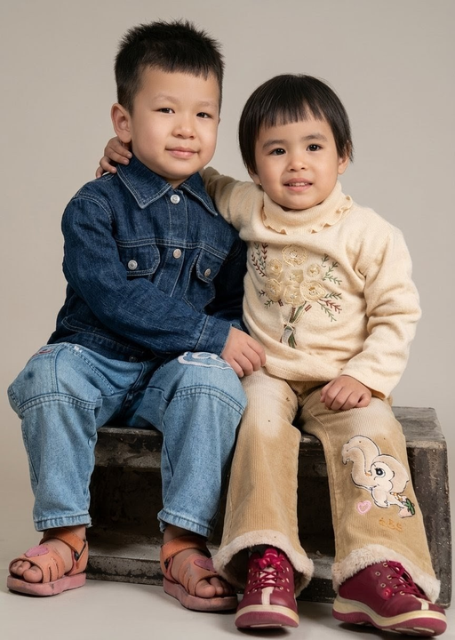 Nó hồi 4 tuổi cùng cô em gái 3 tuội