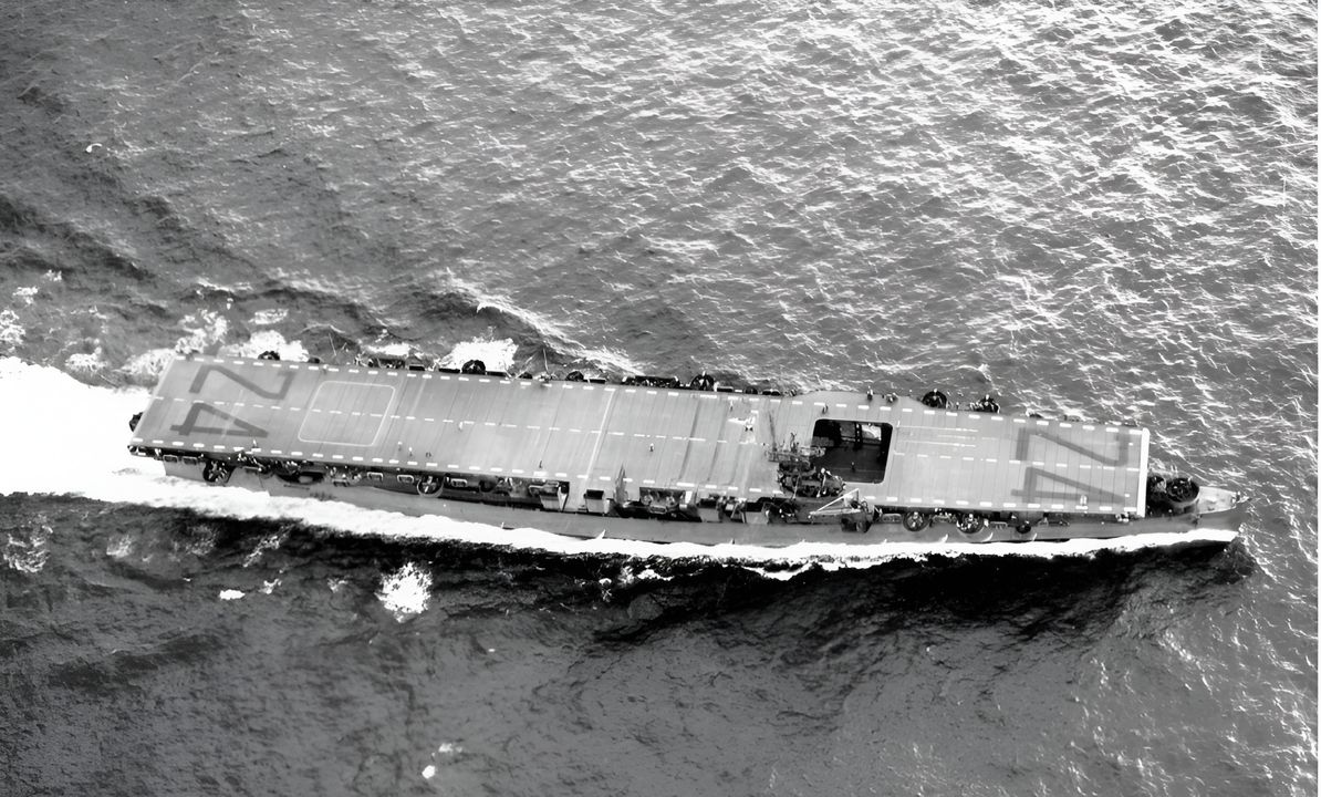 Lớp Independence gồm chín tàu sân bay hạng nhẹ được chuyển đổi từ khung tàu tuần dương hạng nhẹ lớp Cleveland. Các tàu này đóng vai trò dự phòng cho đến khi phần lớn tàu lớp Essex được biên chế. Trong trận Biển Philippine, tám tàu thuộc lớp này tham chiến. Tàu lớp Independence có lượng giãn nước đầy tải 15.100 tấn, mang khoảng 33 máy bay, được trang bị 26 pháo 40mm và 40 pháo 20mm, tốc độ tối đa 33 hải lý/giờ. Ảnh chụp Belleau Wood tháng 12 năm 1943. (NHHC)