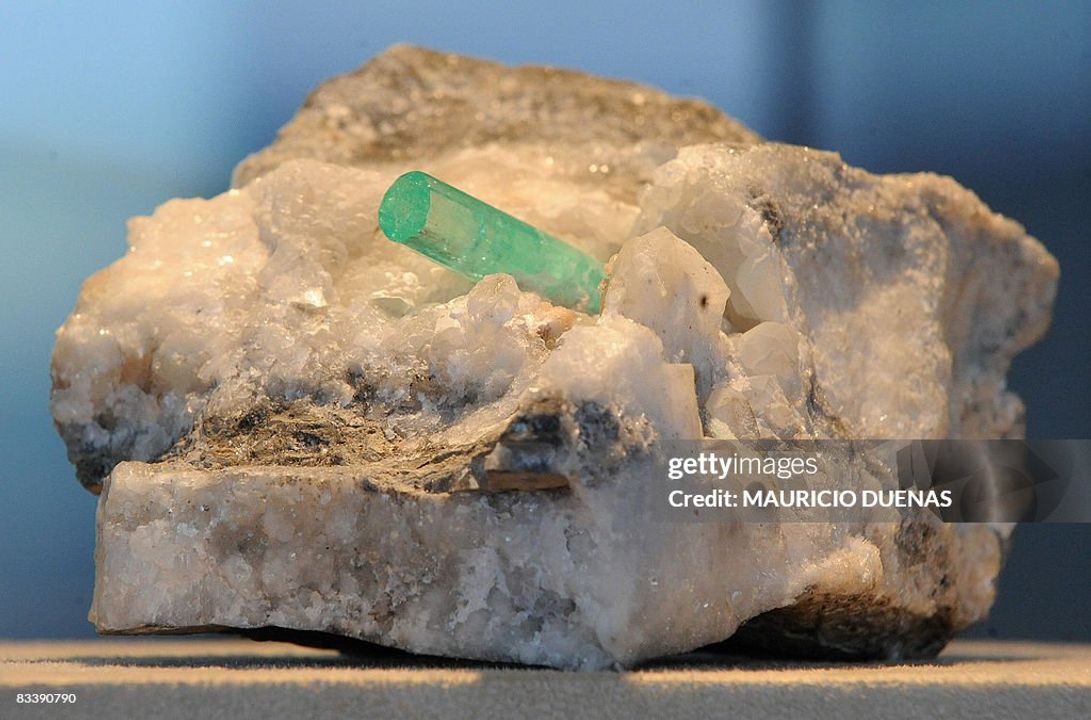 Một viên ngọc lục bảo thô của Colombia được trưng bày tại Bảo tàng Ngọc lục bảo Quốc tế ở Bogota vào ngày 22 tháng 10 năm 2008. Bảo tàng, sẽ được khánh thành vào ngày 23 tháng 10, trưng bày khoảng 3.000 viên ngọc lục bảo được thu thập trong 30 năm qua tại các mỏ ngọc lục bảo khác nhau. ẢNH AFP/Mauricio DUENAS (Nguồn ảnh: MAURICIO DUENAS/AFP qua Getty Images)