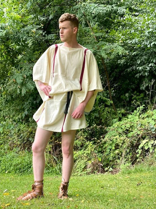 Một người đàn ông La Mã mặc đồ tunic được tái hiện lại ngày nay
