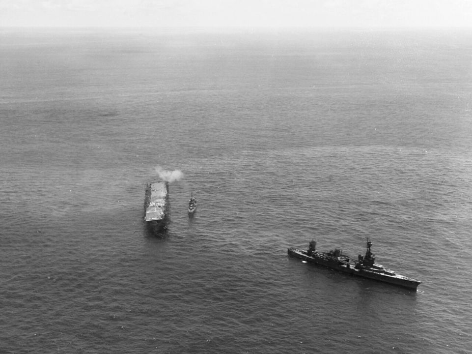 Bức ảnh này chụp Hornet vào thời điểm con tàu bị bất động sau cuộc tấn công của Nhật Bản vào buổi sáng. Tàu khu trục USS Russell (DD-414) neo đậu bên cạnh tàu sân bay để sẵn sàng đón thủy thủ đoàn. Tàu tuần dương Northampton cũng đến để kéo con tàu về. (NHHC)