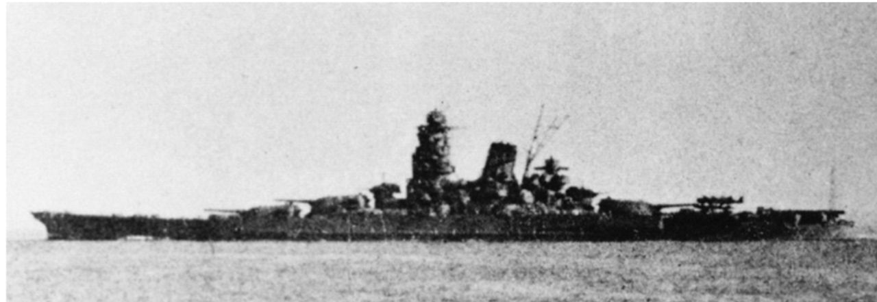 Tàu Musashi được nhìn thấy vào lúc 0900 giờ ngày 22 tháng 10 sau khi rời khỏi Vịnh Brunei. Những chiếc thủy phi cơ trinh sát Aichi E13A Type 0 "Jake" trên đuôi tàu đã được cất cánh trước khi tàu bị không kích hai ngày sau đó. (Naval History and Heritage Command, Photo Archives, Naval Subject Collection)