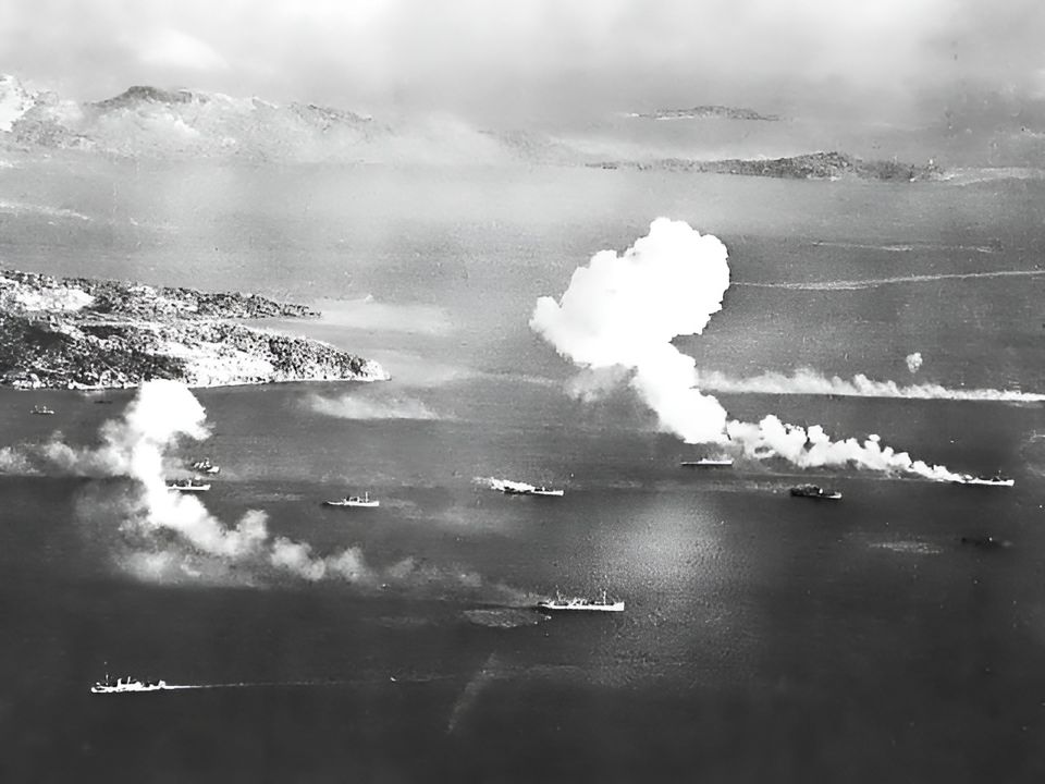 Trong khuôn khổ Chiến dịch Hailstone vào ngày 17 tháng 2, các máy bay Hải quân Mỹ đã đánh chìm khoảng 20 tàu tại Truk. Trong bức ảnh này có thể thấy một số tàu đang bị tấn công và bị hư hại, nằm ở khu vực giữa Dublon và Fefen.