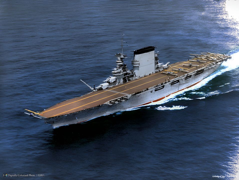 USS Lexington (CV-2) đang chở các máy bay Martin T4M-1 thuộc Phi đội ngư lôi 1B (VT-1B) đang chuẩn bị cất cánh vào năm 1931. Nhìn bên mạn phải của con tàu có thể thấy con tàu vẫn trang bị ba tháp pháo 8 inch (203mm) dựa vào quan niệm dùng để đối phó với các hiểm họa trên mặt nước còn hiện hữu trong giai đoạn này.  (Ảnh được tô màu bởi irootoko jr)