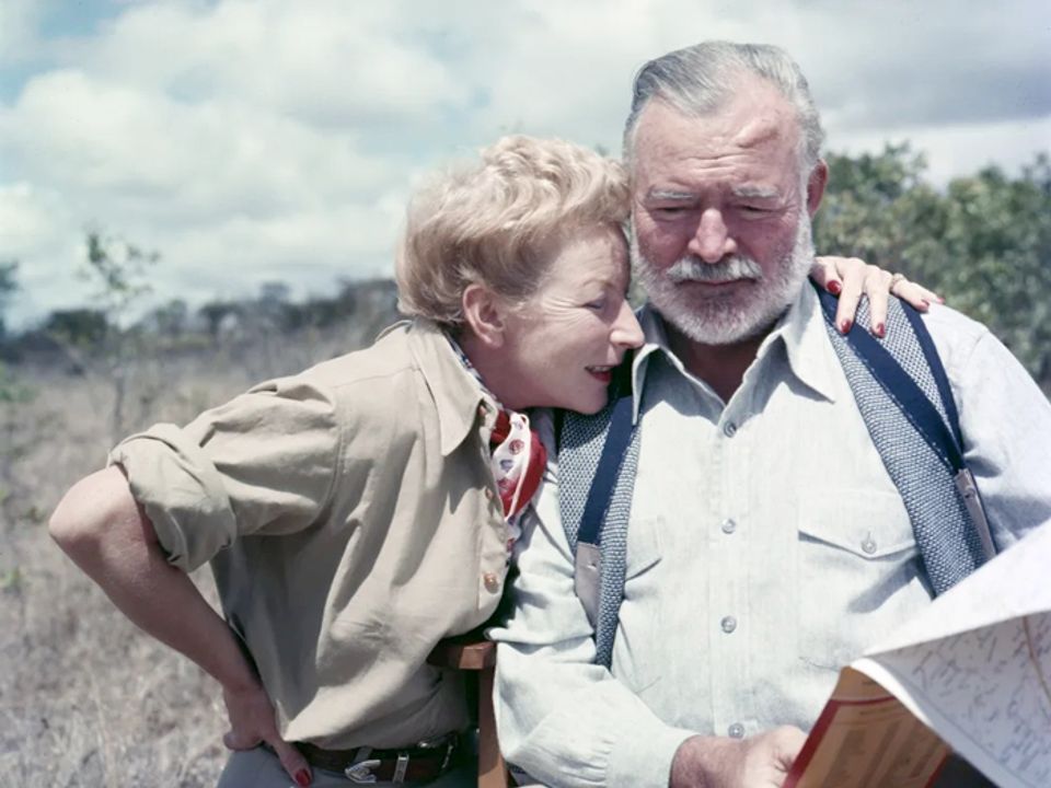 Ernest Hemingway và bà Mary Welsh trong chuyến đi Kenya vào năm 1952 (nguồn Getty Images)
