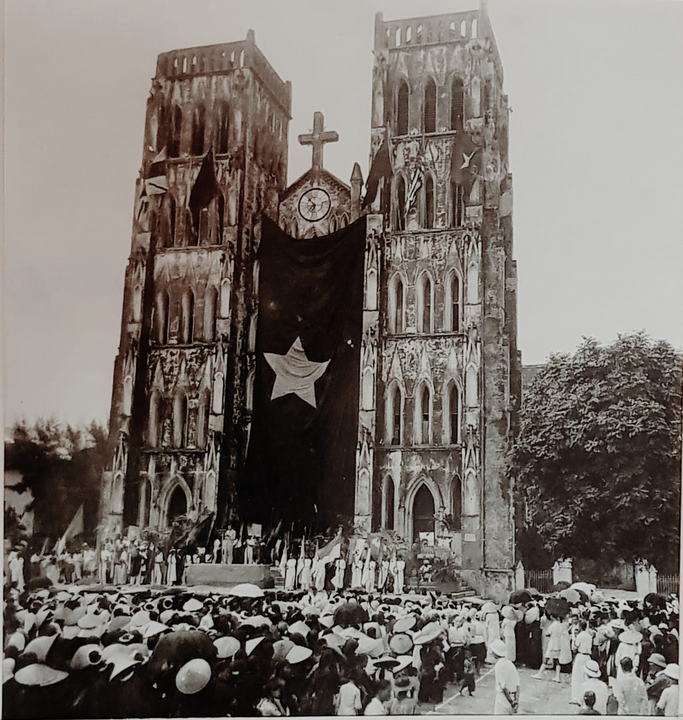 Nhà thờ lớn Hà Nội: các đoàn thể Công giáo ủng hộ Việt Nam độc lập năm 1945.