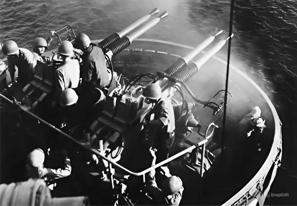 Vũ khí phòng không tầm trung tiêu chuẩn của Hải quân Mỹ là pháo 40mm Bofors do Thụy Điển thiết kế. Đây là vũ khí tốt nhất thuộc loại này trong chiến tranh và đã có thành tích vững chắc trong việc đối phó thành công với các cuộc tấn công đường không thông thường. Tuy nhiên, chống lại kamikaze, pháo 40mm lại thiếu sức công phá để đạt hiệu quả hoàn toàn. (NARA)