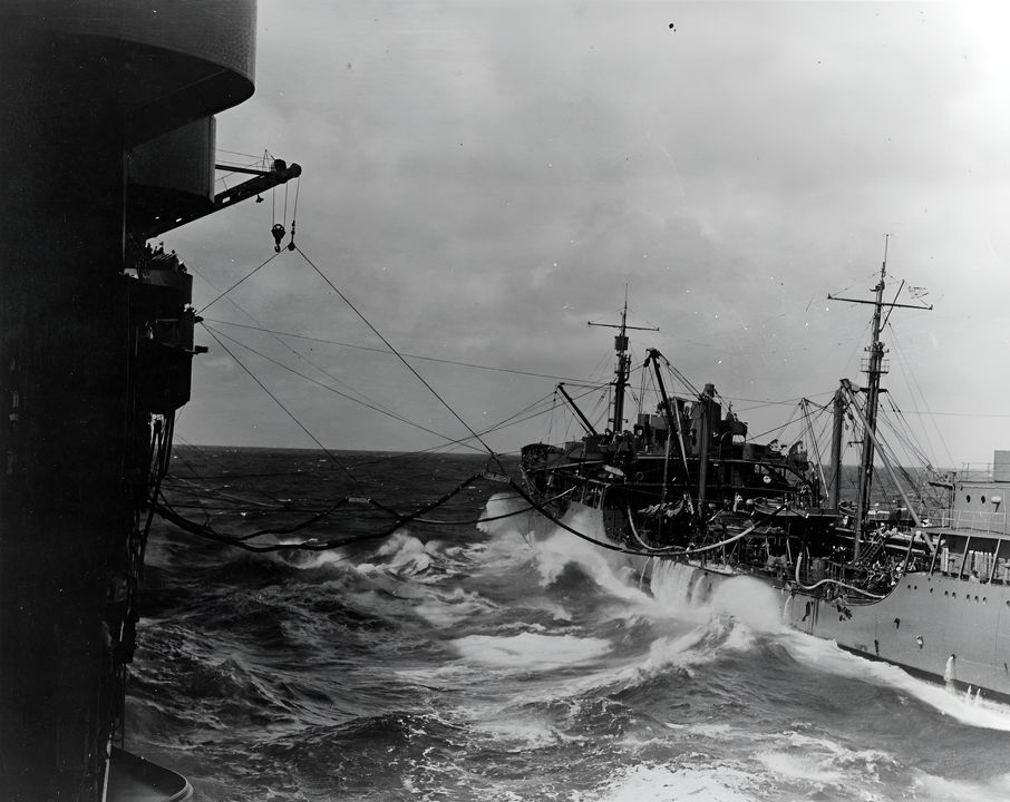 Tàu USS Neosho (AO-23) đang tiếp nhiên liệu cho Yorktown vào ngày 1 tháng 5. Trong suốt trận chiến, Chuẩn đô đốc Fletcher đặc biệt chú trọng đến việc duy trì mức nhiên liệu thích hợp cho các lực lượng của mình.